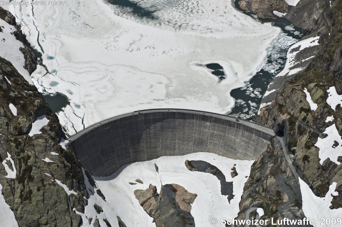 Lac du Vieux Emosson (Nant de Drance); Eisschollen auf dem tiefen Seespiegel